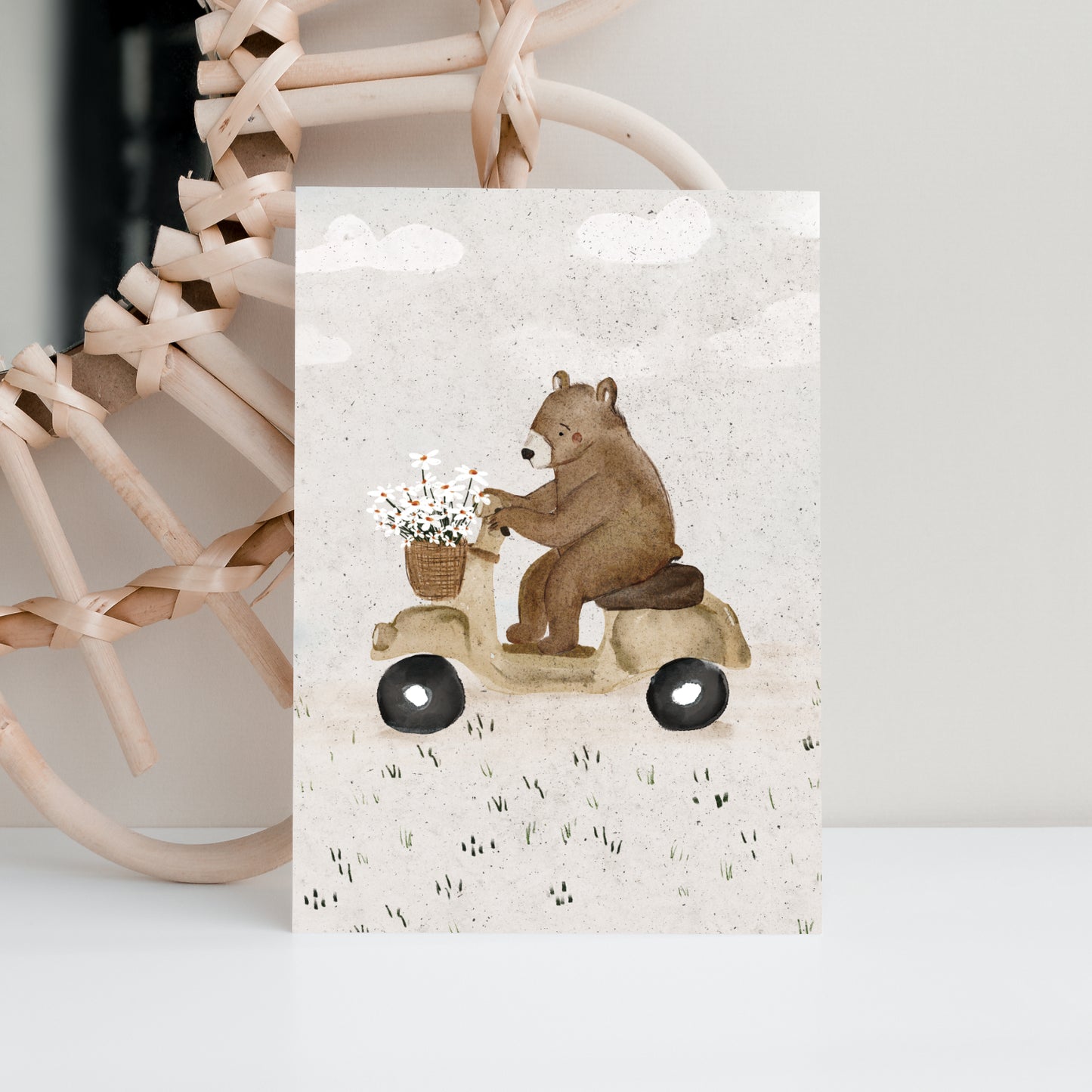 Postkarte Bär auf Roller Max | A6 Grußkarte