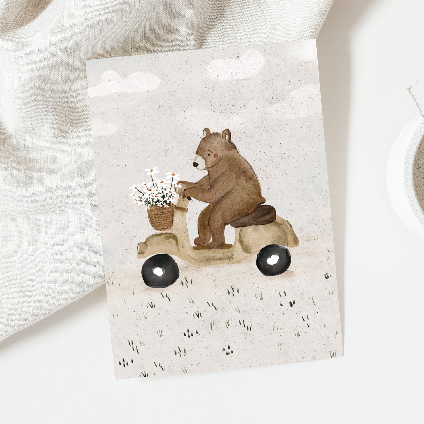 Postkarte Bär auf Roller Max | A6 Grußkarte
